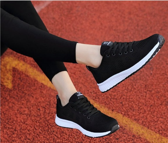Female student sport breathable mesh shoes